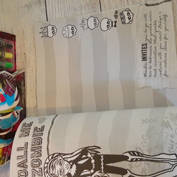 Monster High Activity Book Bundle: Sprayffiti Art and Doodle Book - Picture 16 of 16
